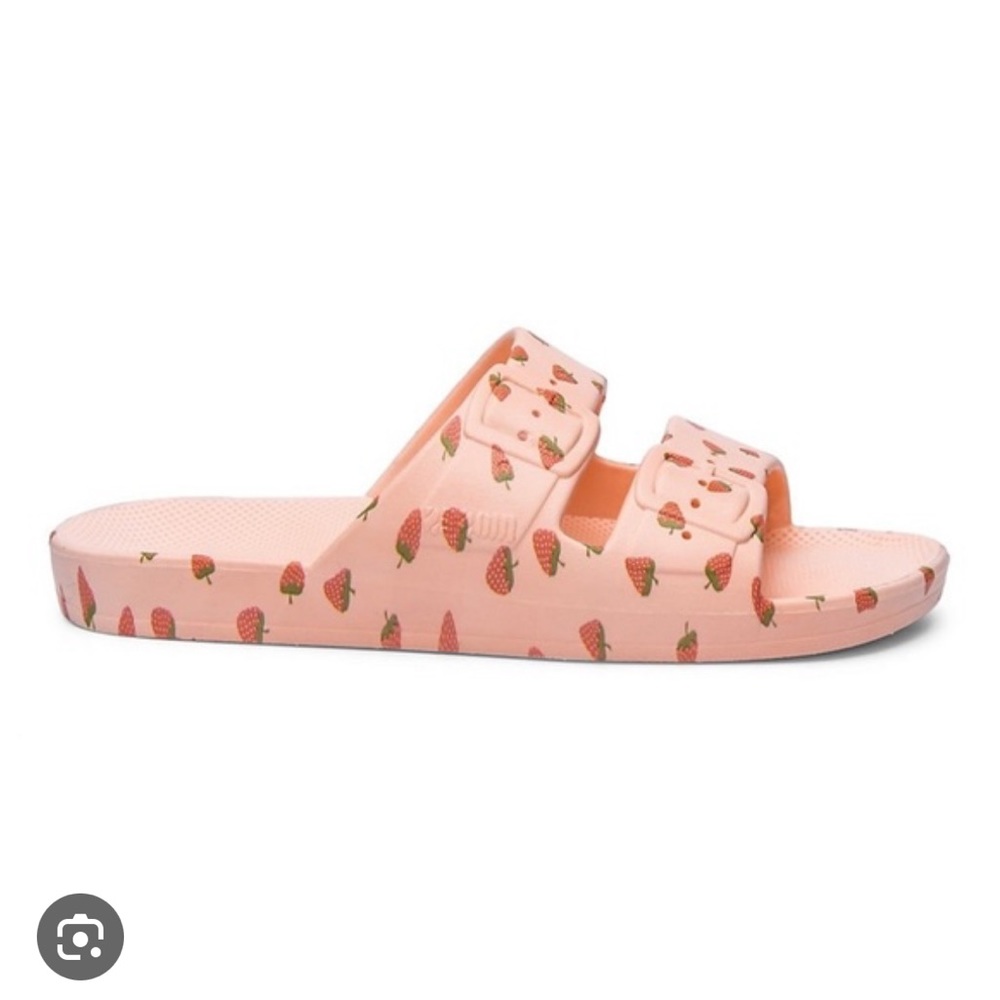 NWT Freedom Moses adorable slides with fun strawberry print in tuti baby